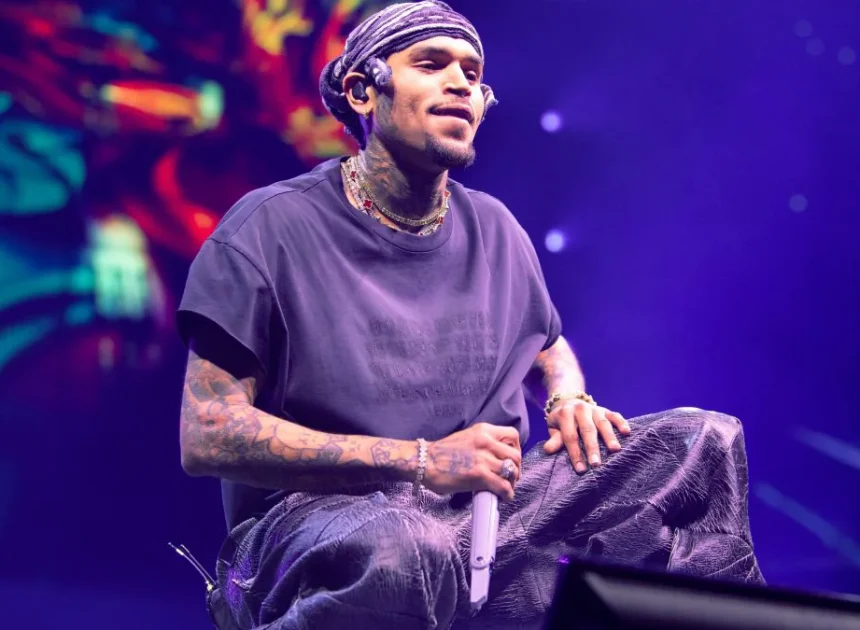 Chris Brown rilasciato su cauzione dopo l’aggressione a un producer, dovrà pagare 5 milioni di sterline